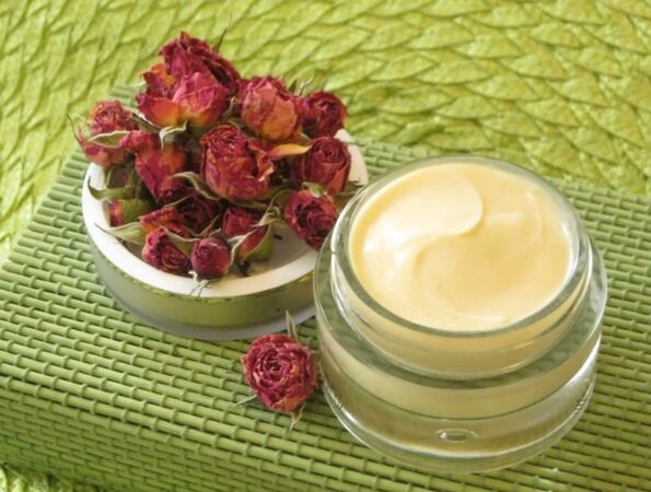 Krim rumput dengan air merah jambu